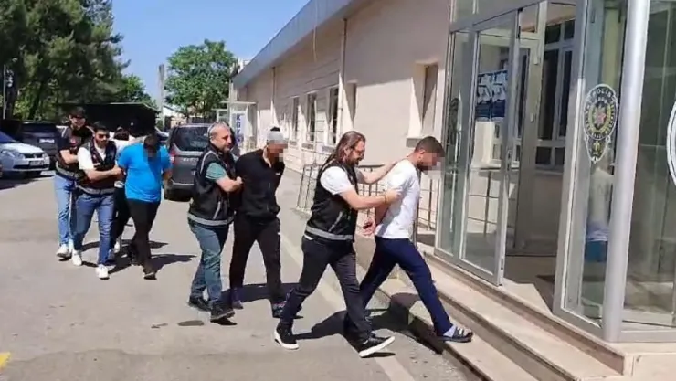 Kocaeli'de viyadük altına götürdükleri şahsı öldüresiye dövüp kameraya aldılar