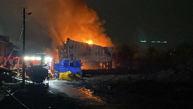 Kocaeli'de yangın geceyi aydınlattı