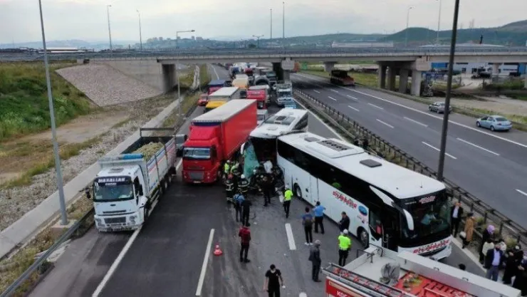 Kocaeli geçişi TEM Otoyolunda 2 yolcu otobüsü çarpıştı!