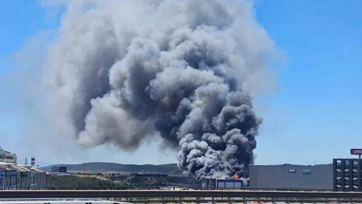 Gebze'de fabrika alev alev yanıyor