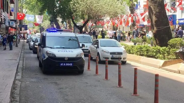 Kocaeli polisinden çocuklara jest