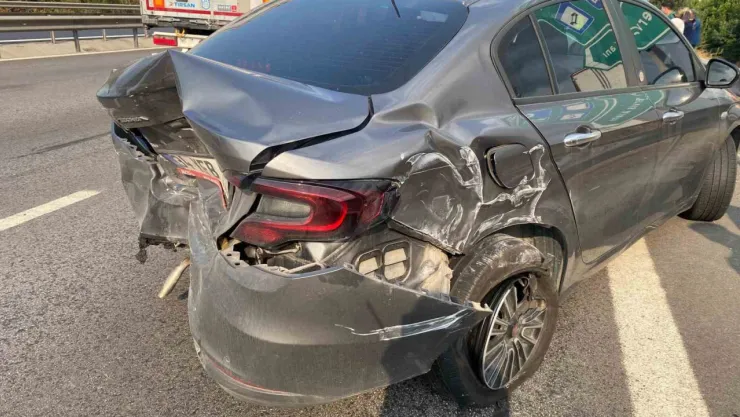 Kocaeli TEM Otoyolu'nda 4 araçlı zincirleme kaza