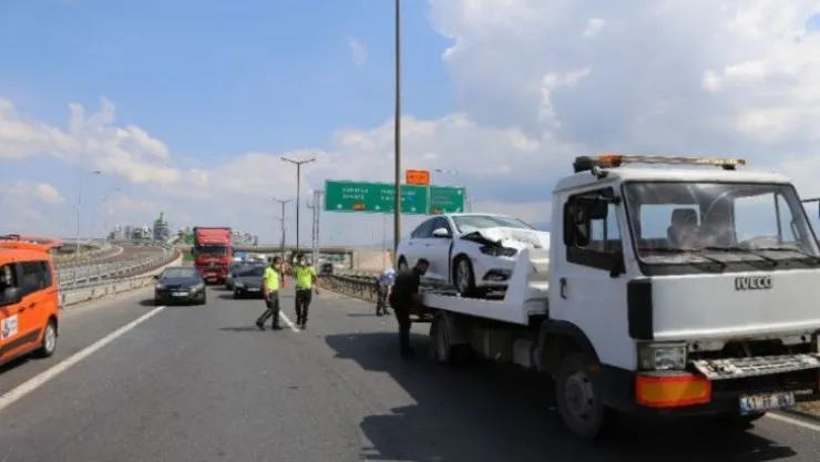 Kocaeli TEM'de otomobille çarpışan araç devrildi: 1 yaralı!