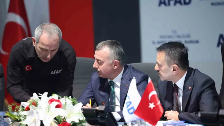 Vali Aktaş: Panikleyen 23 kişi yüksekten atlayarak yaralandı