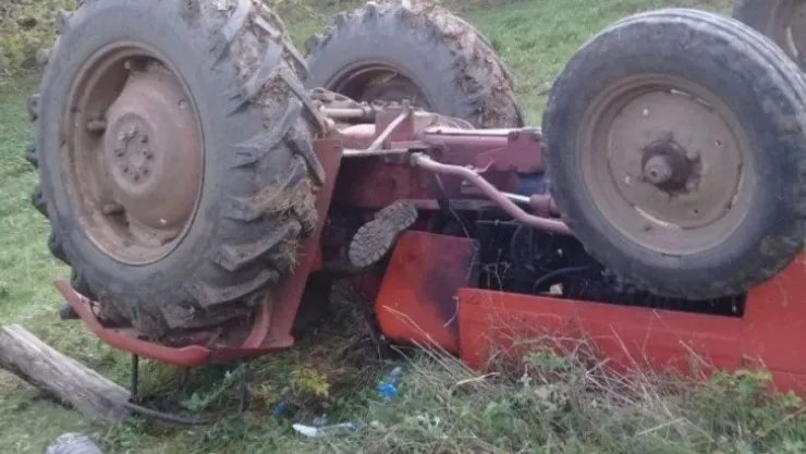 Kocaeli'de devrilen traktörün altında kalan şahıs yaralandı