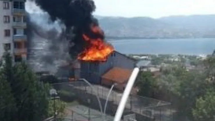 Kocaeli'de ev yangını, müdahale sürüyor