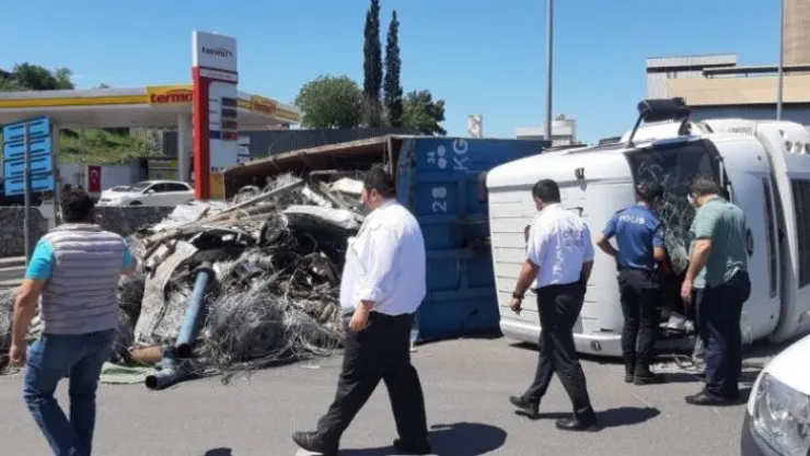 Kocaeli'de kamyon devrildi! 1 yaralı!