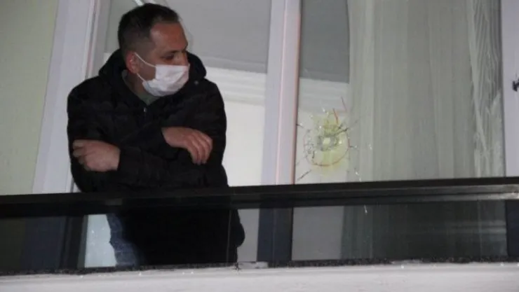 Kocaeli'de lokalde atılan kurşunlar yemek yiyen ailenin evine isabet etti!