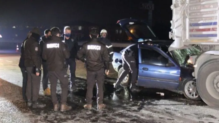 Kocaeli'de otomobil tırın altına girdi: 1 ölü!