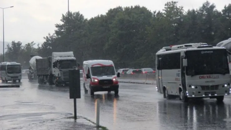Kocaeli'de sağanak yağış hayatı olumsuz etkiledi