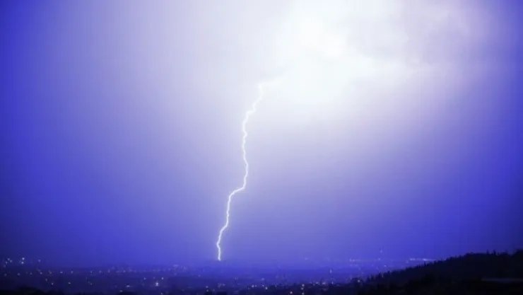 Kocaeli'de şimşekler geceyi aydınlattı