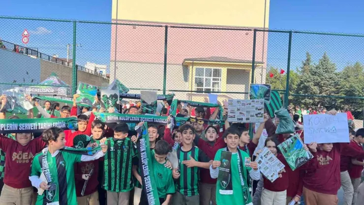 Kocaelisporlu futbolcular öğreniciler ile bir araya geldi