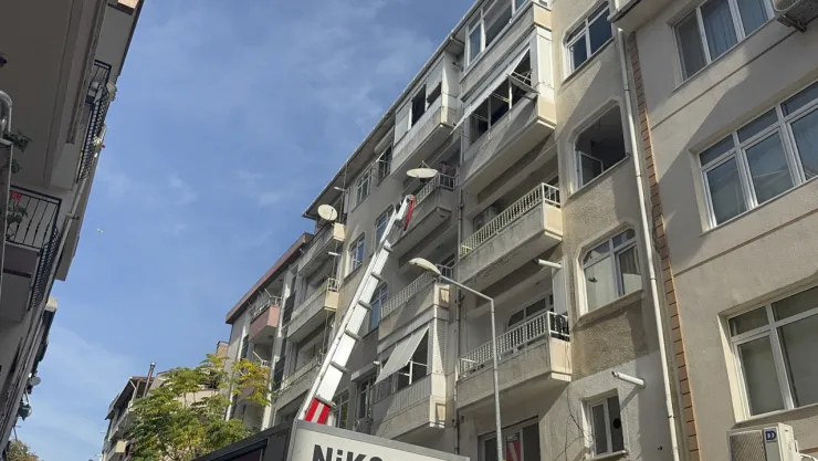 Kolonlarında çatlaklar tespit edilen 5 katlı bina mühürlendi