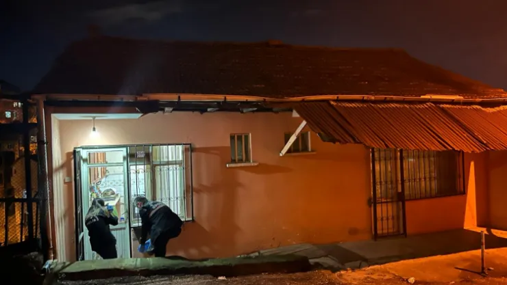 Komşularının haber alamadığı yaşlı kadın evinde ölü bulundu