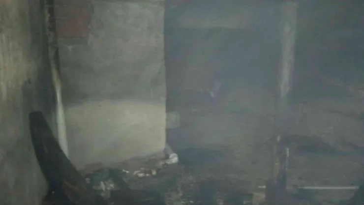 Kömürlük yangınında evin içi siyaha büründü