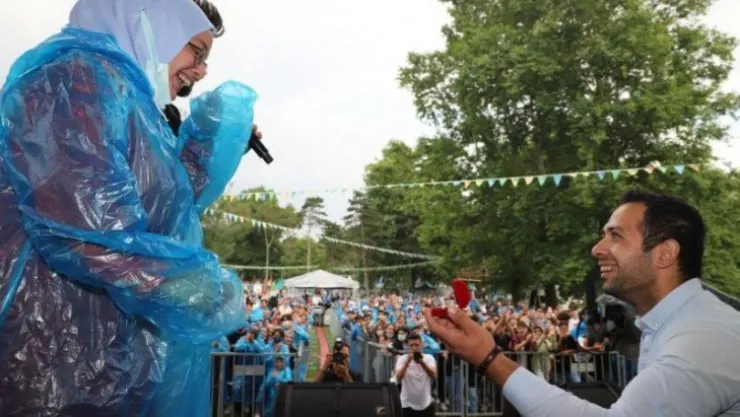 Konserde sürpriz evlilik teklifi