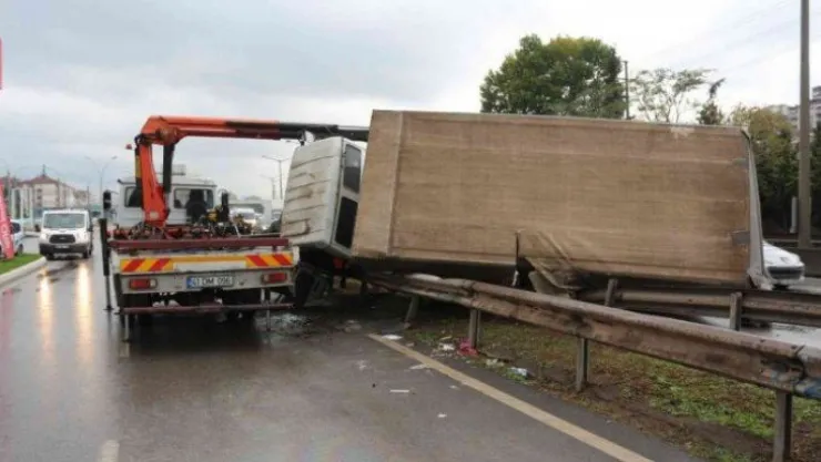 Kontrolden çıkan kamyonet bariyerlerin üzerine devrildi: 2 yaralı