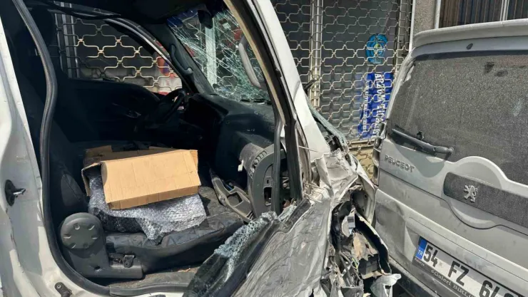 Kontrolden çıkan kamyonet önce park halindeki 5 araca sonra duvara çarptı