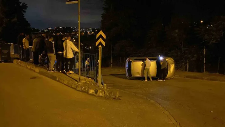 Kontrolden çıkan otomobil sokağın ortasına yan yattı