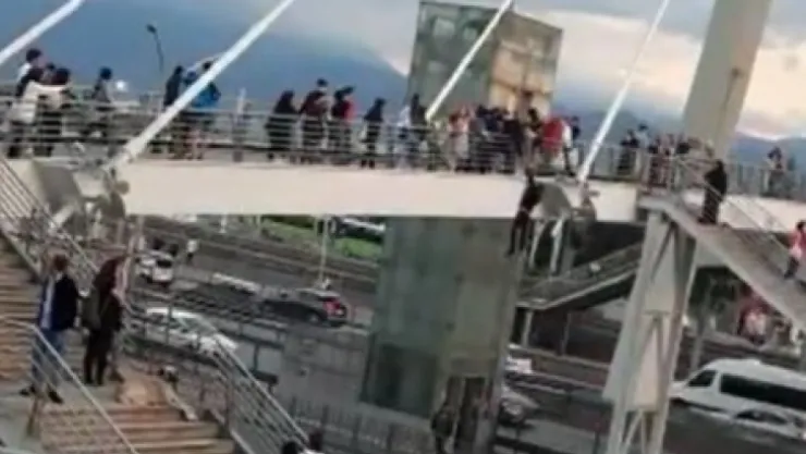 Köprüden sarkan vatandaş yürekleri ağza getirdi