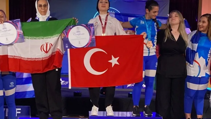 Körfezli Esra Muti, dünyanın zirvesinde