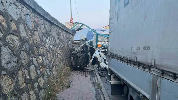 Korkulukları yıkan otomobil duvarda asılı kaldı, sürücü burnu bile kanamadan kurtuldu