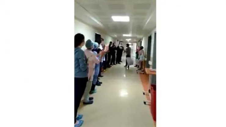 Koronavirüsü yendi, alkışlarla taburcu oldu!