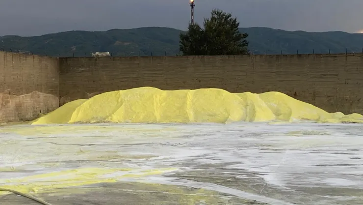 Kükürt deposundaki yangında kimyasal duman paniği