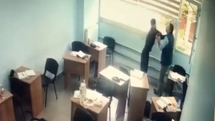 Sınıfa girip öğrenciye saldırdı