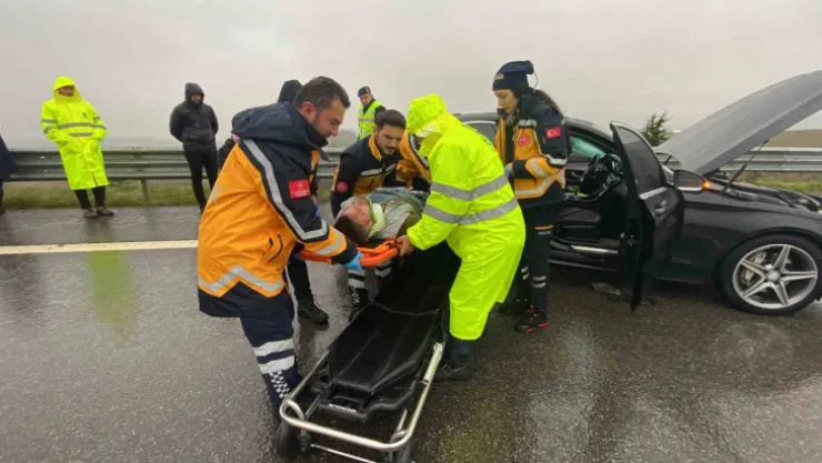 Lüks otomobil tıra çarptı: 2'si ağır 3 yaralı