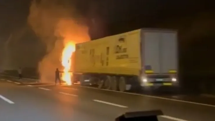 Kuzey Marmara Otoyolu'nda seyir halindeki tır alev alev yandı