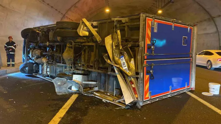 Kuzey Marmara Otoyolu'nda tünel içinde kaza: 1'i çocuk 3 yaralı