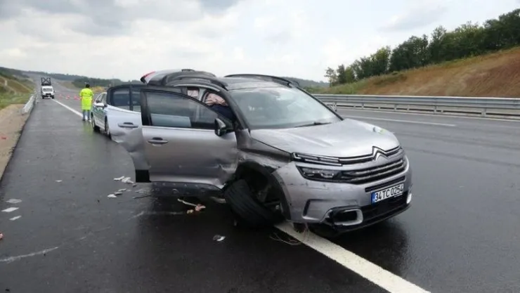Kuzey Marmara Otoyolu'nda cip demir bariyerlere çarptı: 1 yaralı