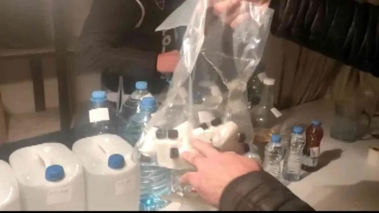 Litrelerce kaçak alkol ele geçirildi