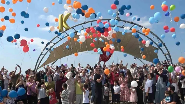 Minik Kağan için gökyüzüne yüzlerce balon bıraktılar