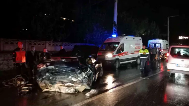 Sapanca'da lüks otomobiller kağıt gibi ezildi