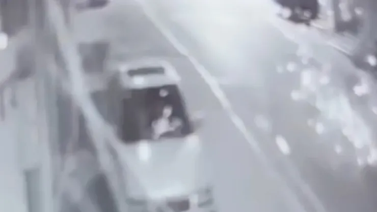 Mahalleyi ayağa kaldıran patlama: Elindekini atıp kaçtı