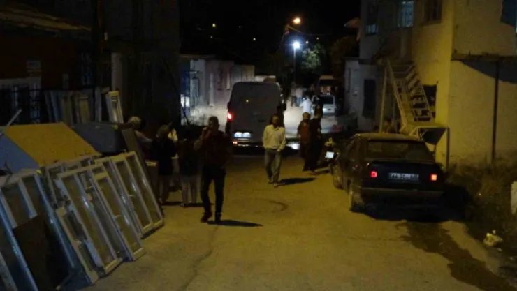 Husumetlisinin boğazını bıçakla kesip canlı yayın yaptı