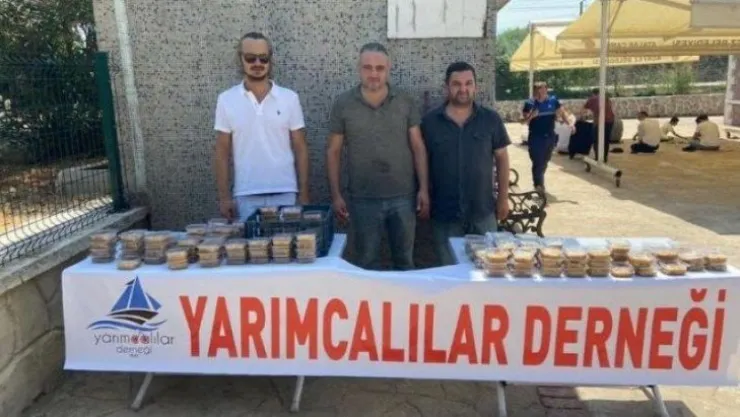Manavlar aşure dağıttı