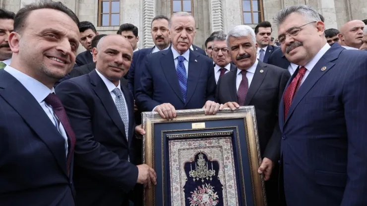 Merkezde üretilen ilk Hereke halısı Cumhurbaşkanı Erdoğan'a hediye edildi