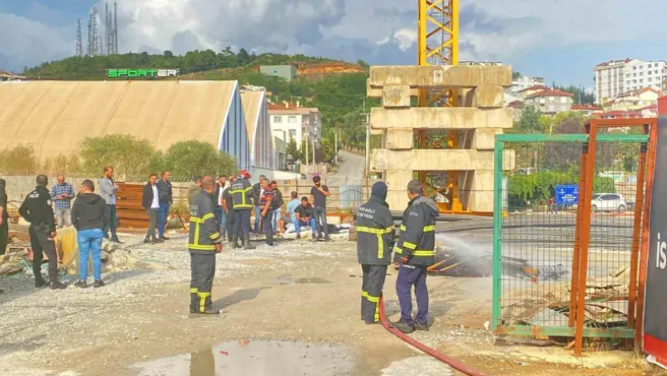 Maaşını alamayan işçiler kule vince çıkıp eylem yaptı