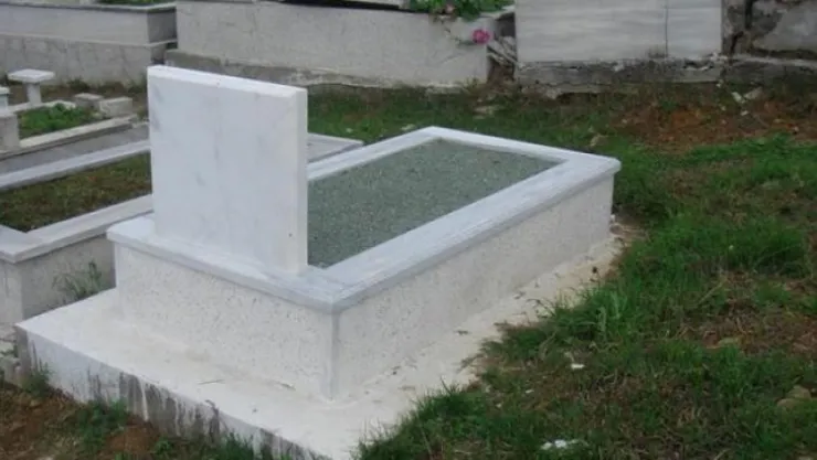 Mezar taşına yazılan yazı sosyal medyada gündem oldu