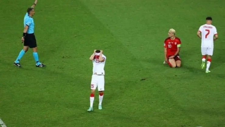 Milli takımda 2 futbolcu birbirine girdi!