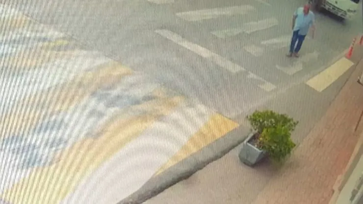 Minibüsün altında kalan yaşlı adam ağır yaralandı