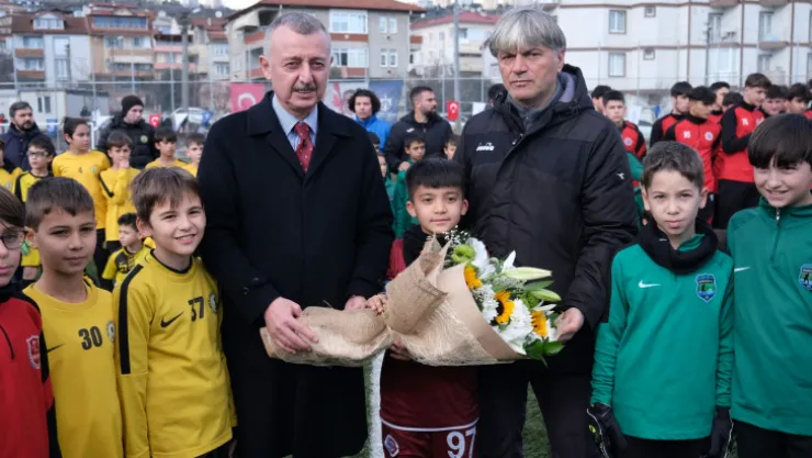 Minik futbolcular Büyükakın'a hünerlerini sergiledi