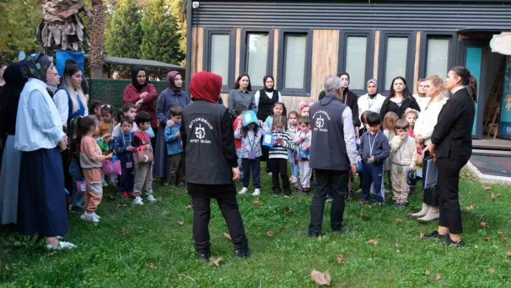 Minikler hem deprem çantası hazırladı hem çök-kapan-tutun yaptı
