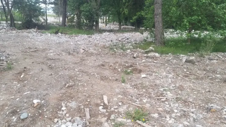 Molozları toprağın üzerine yığıp bıraktılar