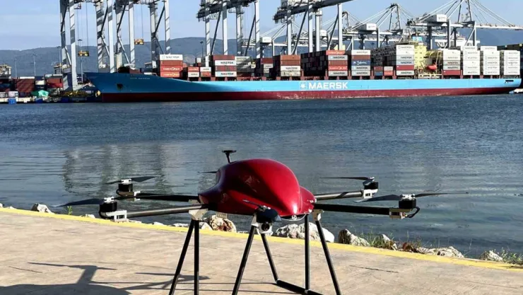 Aydınlatıyor, yıkıyor, yangın söndürüyor