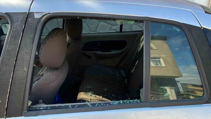 Muhtarın otomobiline saldırdılar