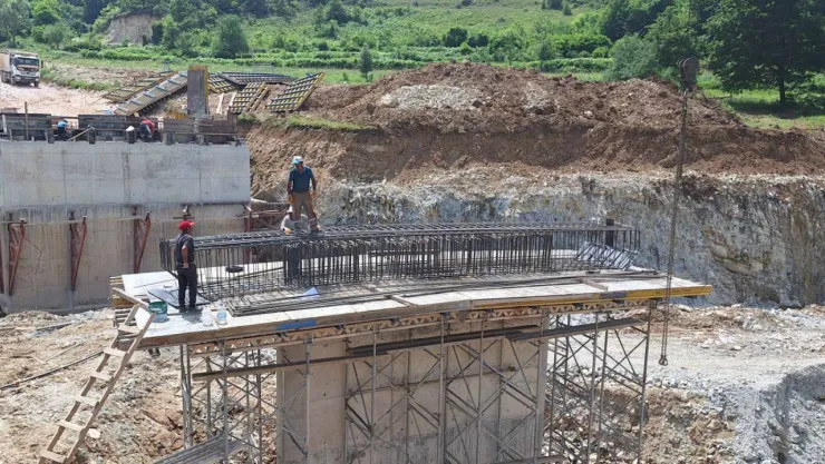 O köprünün yapımı devam ediyor